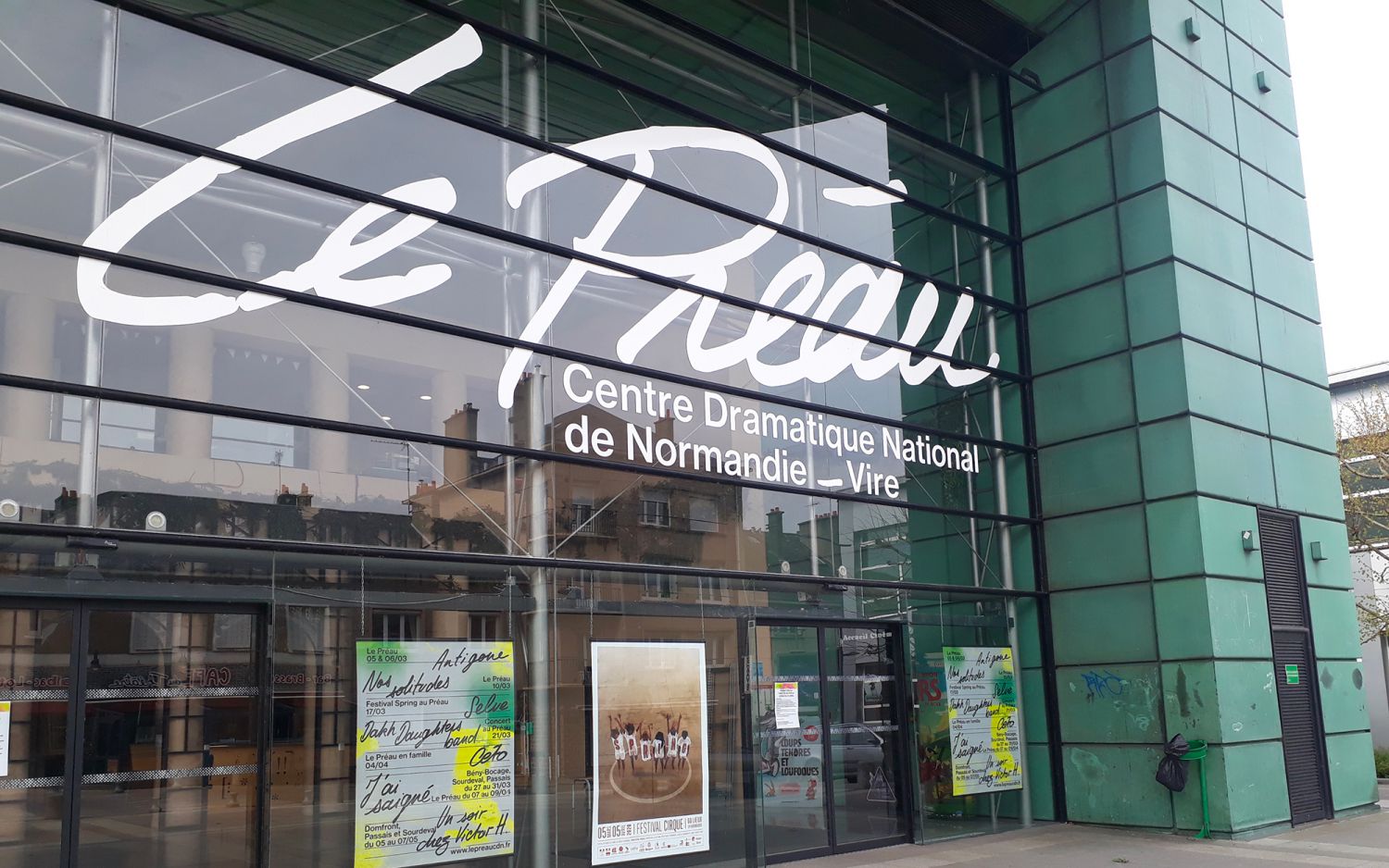 Façade de la salle du Préau
