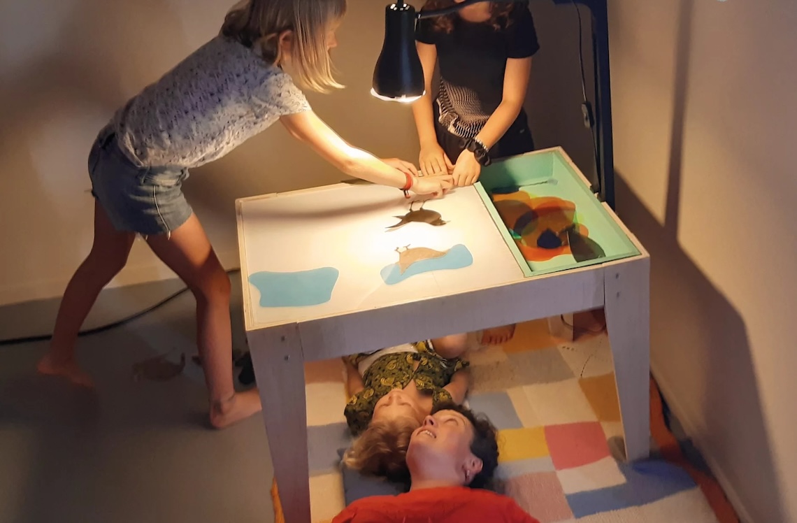 les-zerkiens-sous-la-table.jpg