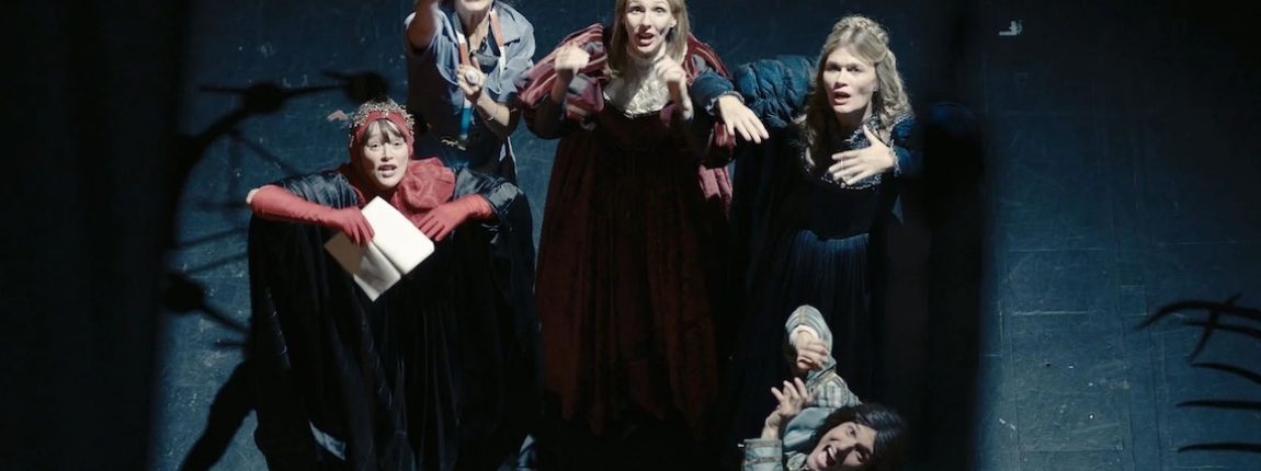 Nina (Pauline Clément, au centre) prépare la première de « Macbeth », et trois heures avant le lever de rideau,  ce n’est pas encore au point… / Photo : Atelier de production - Comédie-Française - France 2 Cinéma