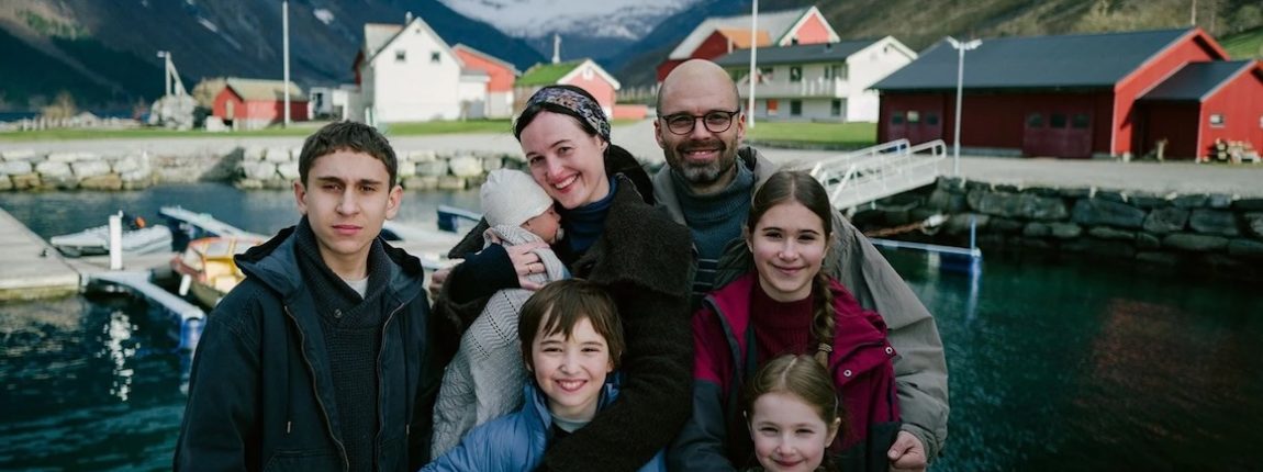 Une famille traditionnelle roumaine, heureuse de s’installer en Norvège / Photo : Le Pacte
