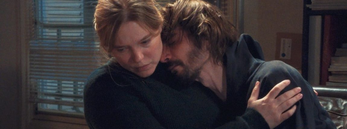 David (Niels Schneider) dans les bras de l’inconnue (Léa Seydoux) / Photo : Bathysphere - To Be Continued - Pathé Films